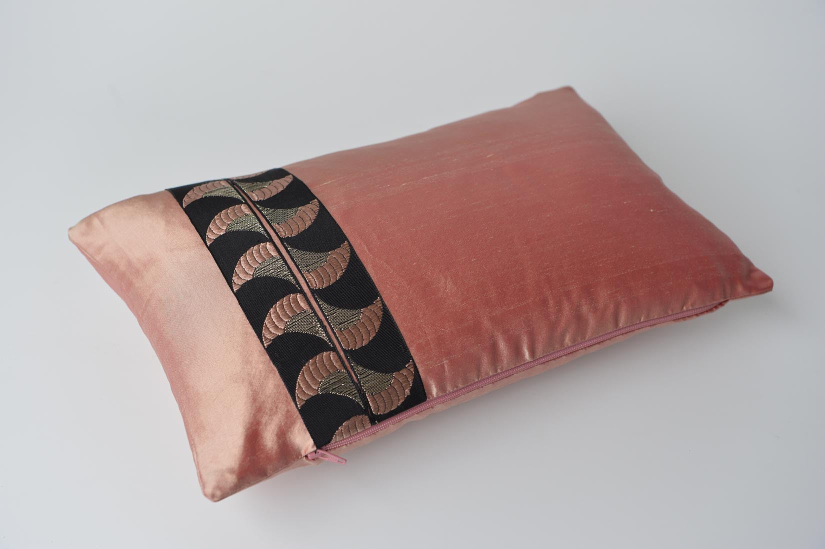 "Lamé" Sunset pink silk cushion - MyBilletDoux.com