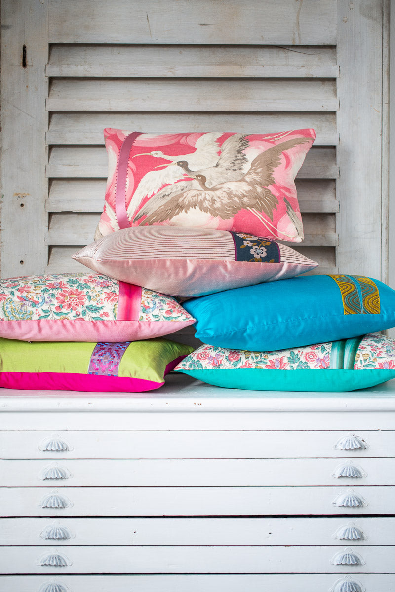 "Trois Grues" pink silk cushion