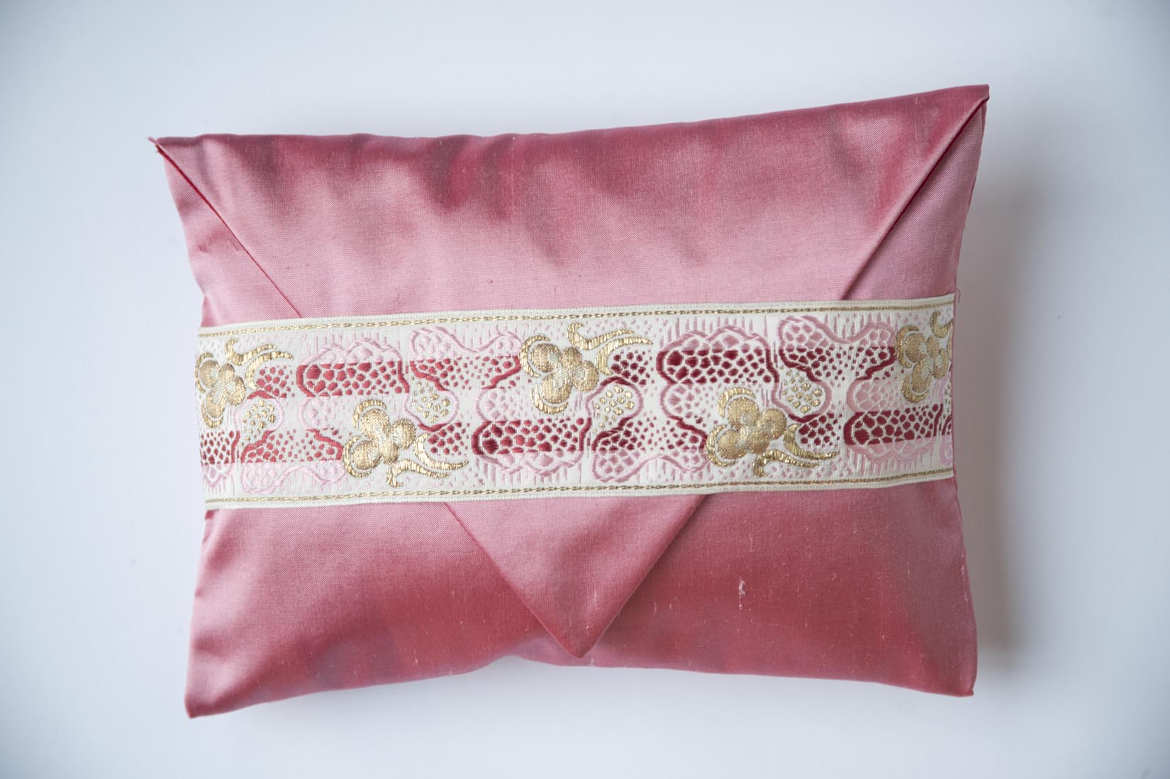 "Pensée" Blush pink silk ring cushion - MyBilletDoux.com