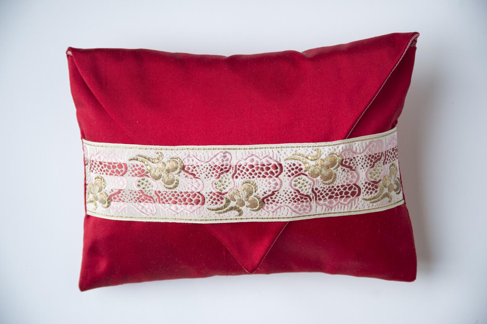 "Pensée" Ruby red silk ring cushion - MyBilletDoux.com