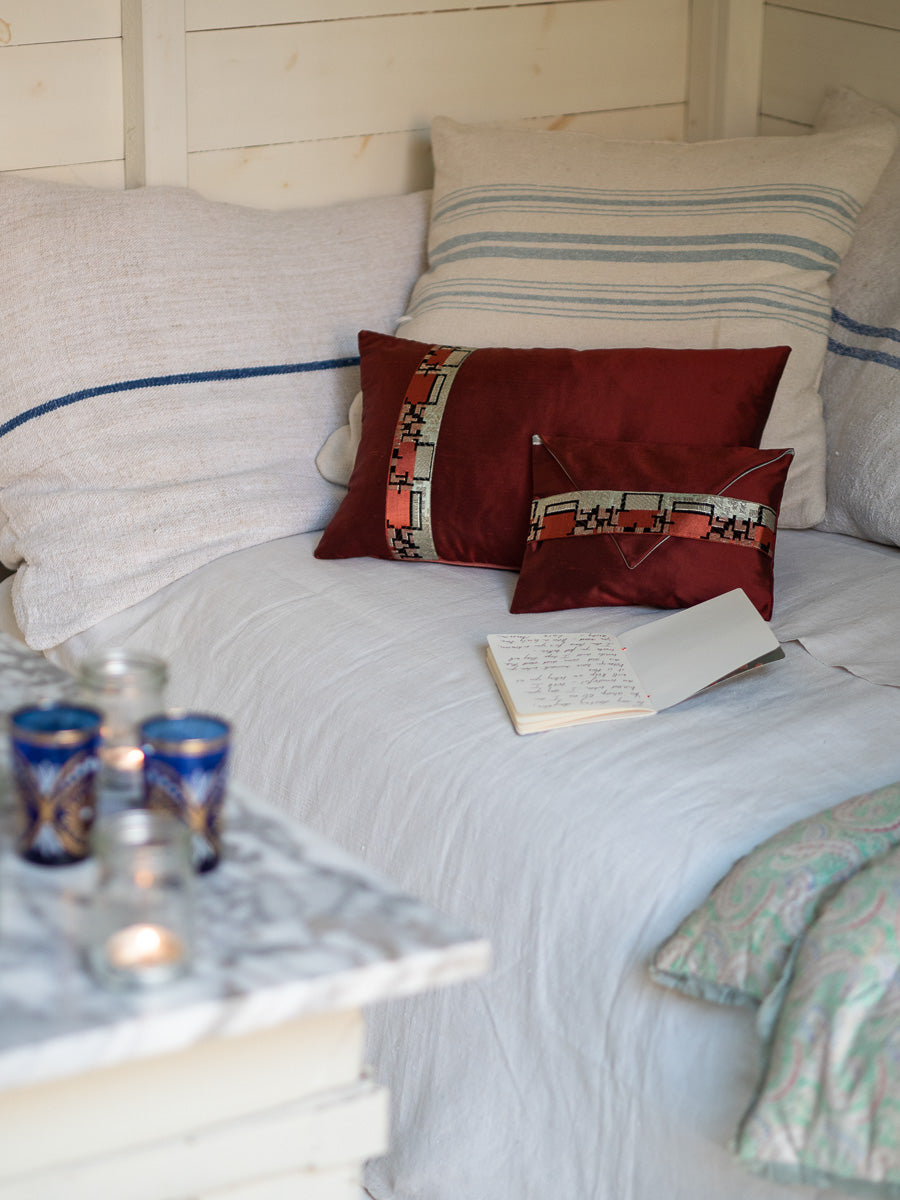 "Deco" incense silk envelope cushion
