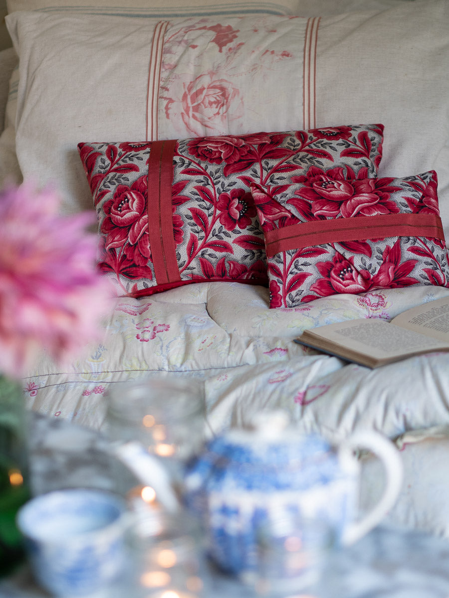 "Picotage" pink silk cushion