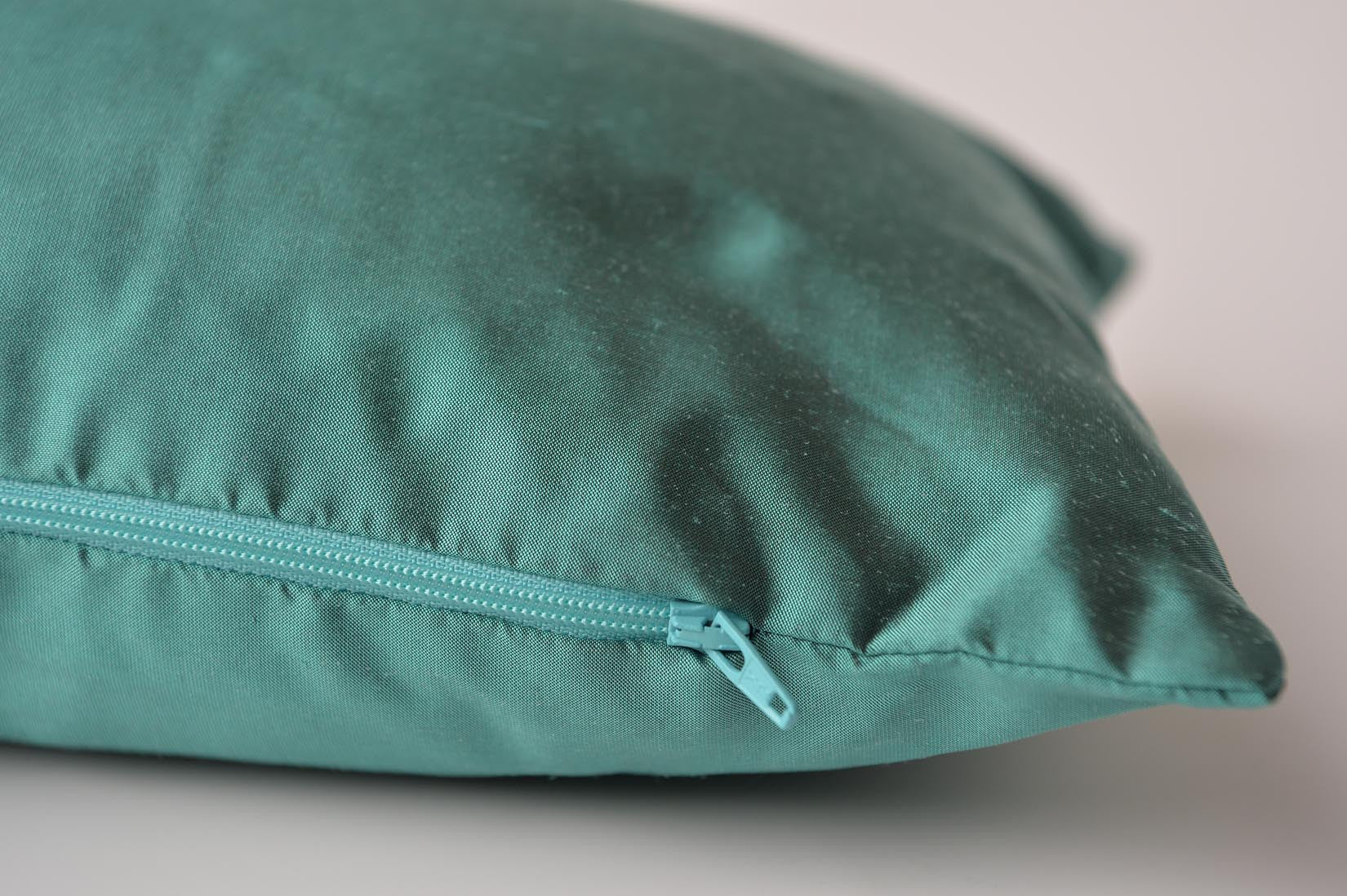 "Alterné" Elfin blue silk cushion - MyBilletDoux.com