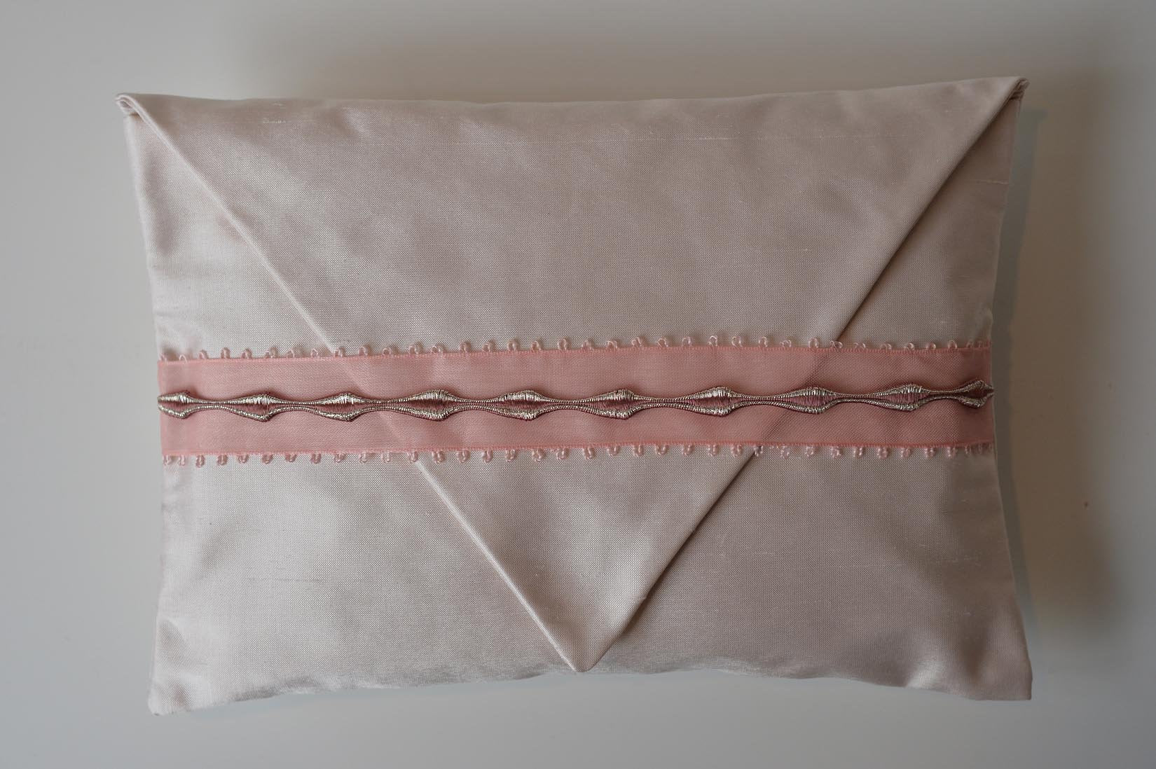 "Picot décoré" eggshell silk ring cushion - MyBilletDoux.com