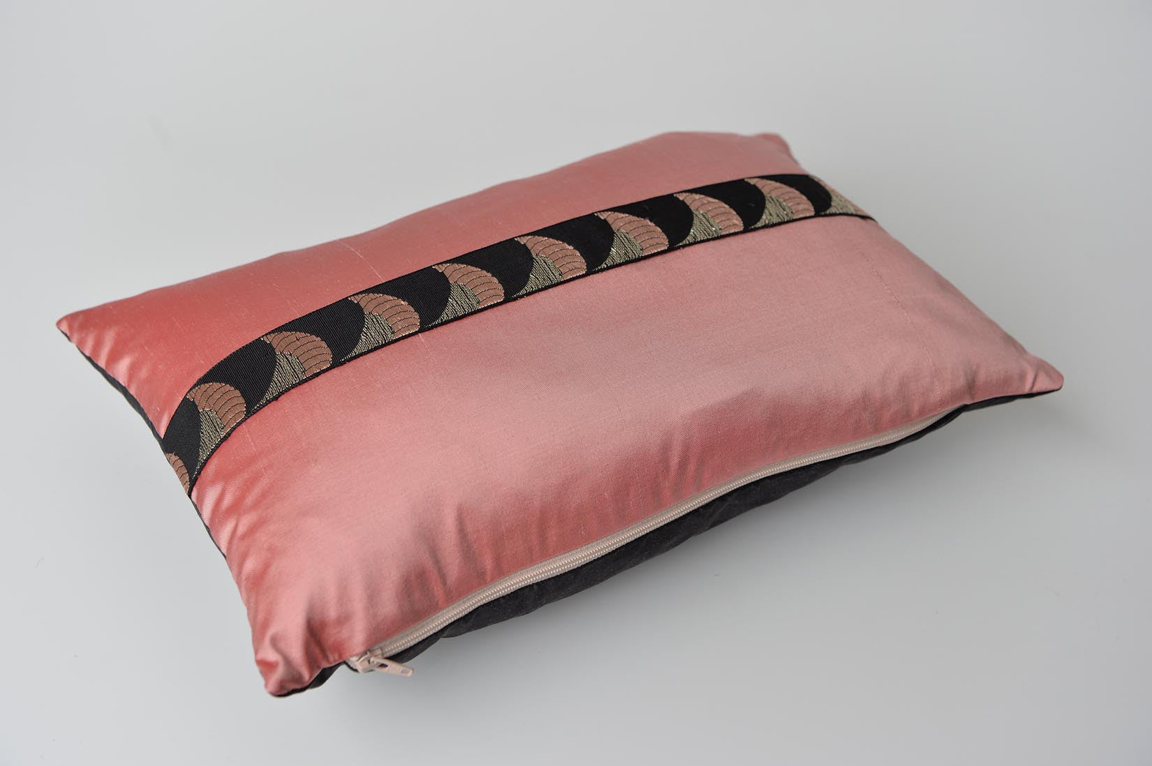 "Lamé" Blush pink silk cushion - MyBilletDoux.com