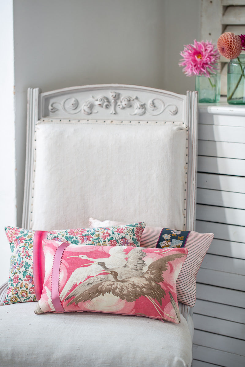 "Trois Grues" pink silk cushion
