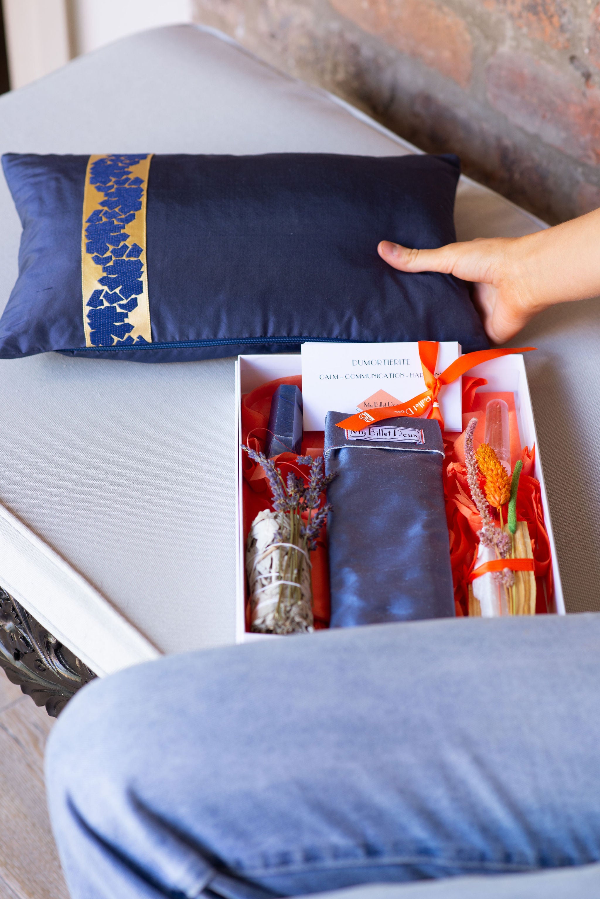 Rituel gift box with "Fragment" Wilhelm blue silk cushion set with Durmorterite