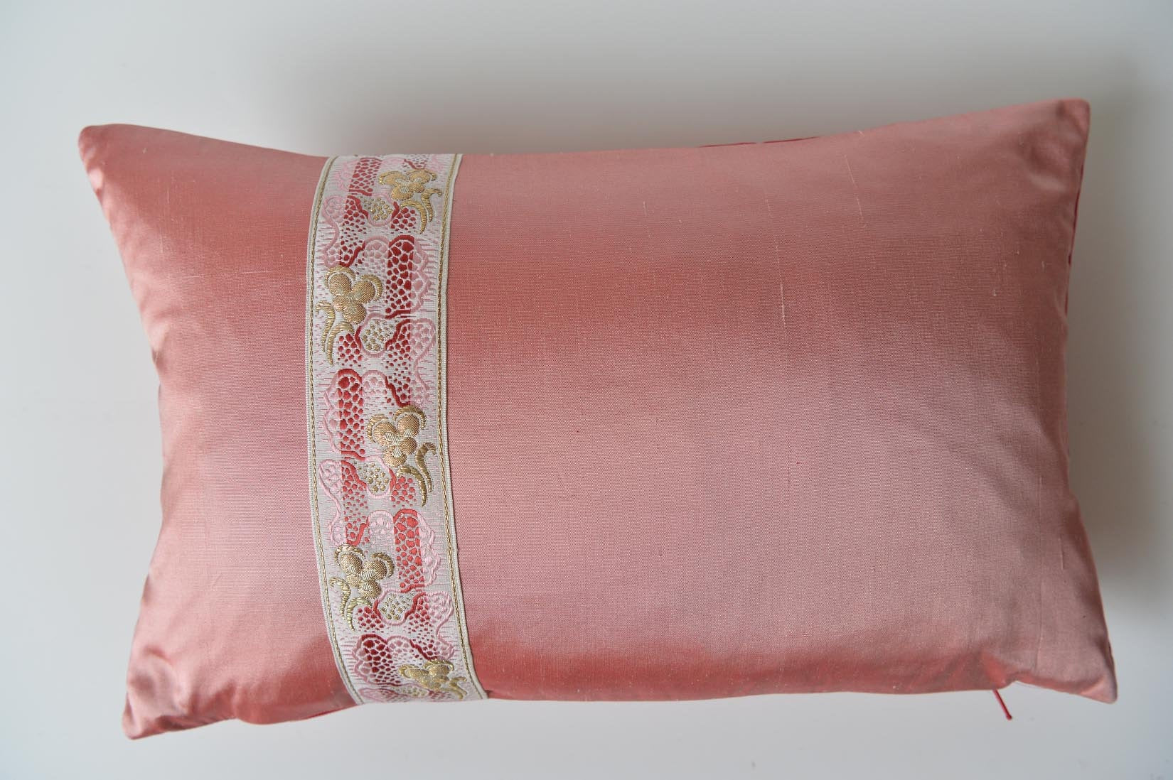 "Pensée" Blush pink silk cushion - MyBilletDoux.com