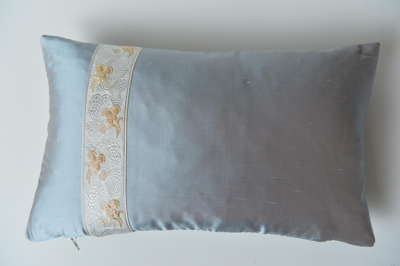 "Pensée" Lunar grey silk cushion - MyBilletDoux.com