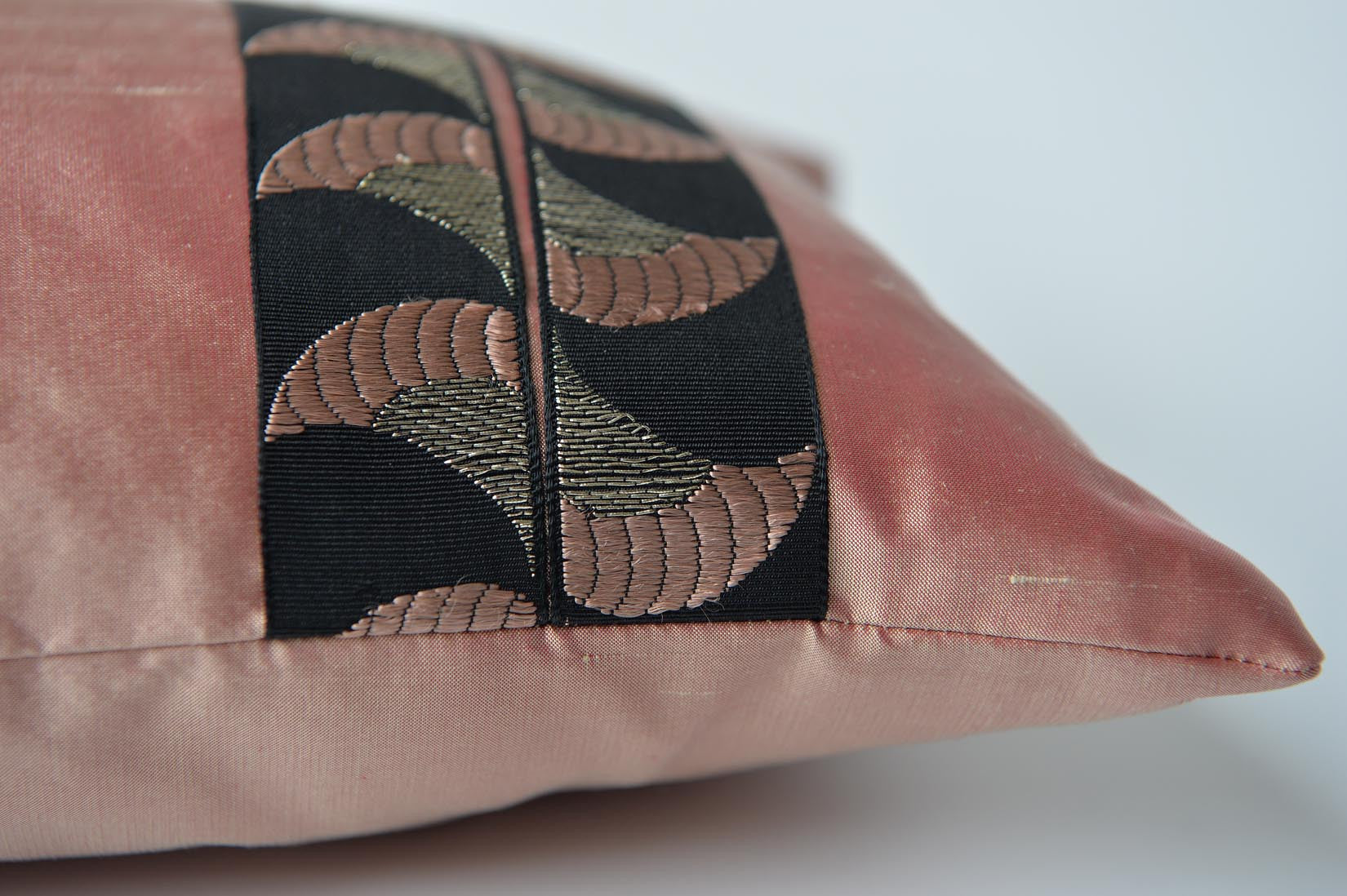 "Lamé" Sunset pink silk cushion - MyBilletDoux.com