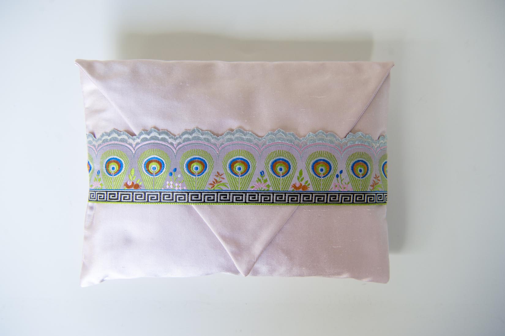 "Plumes Paon" pink silk envelope cushion