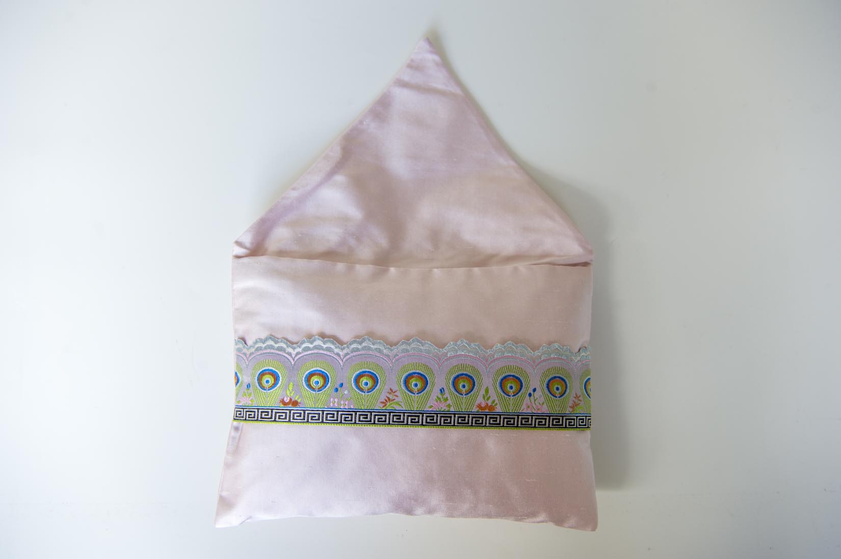 "Plumes Paon" pink silk envelope cushion