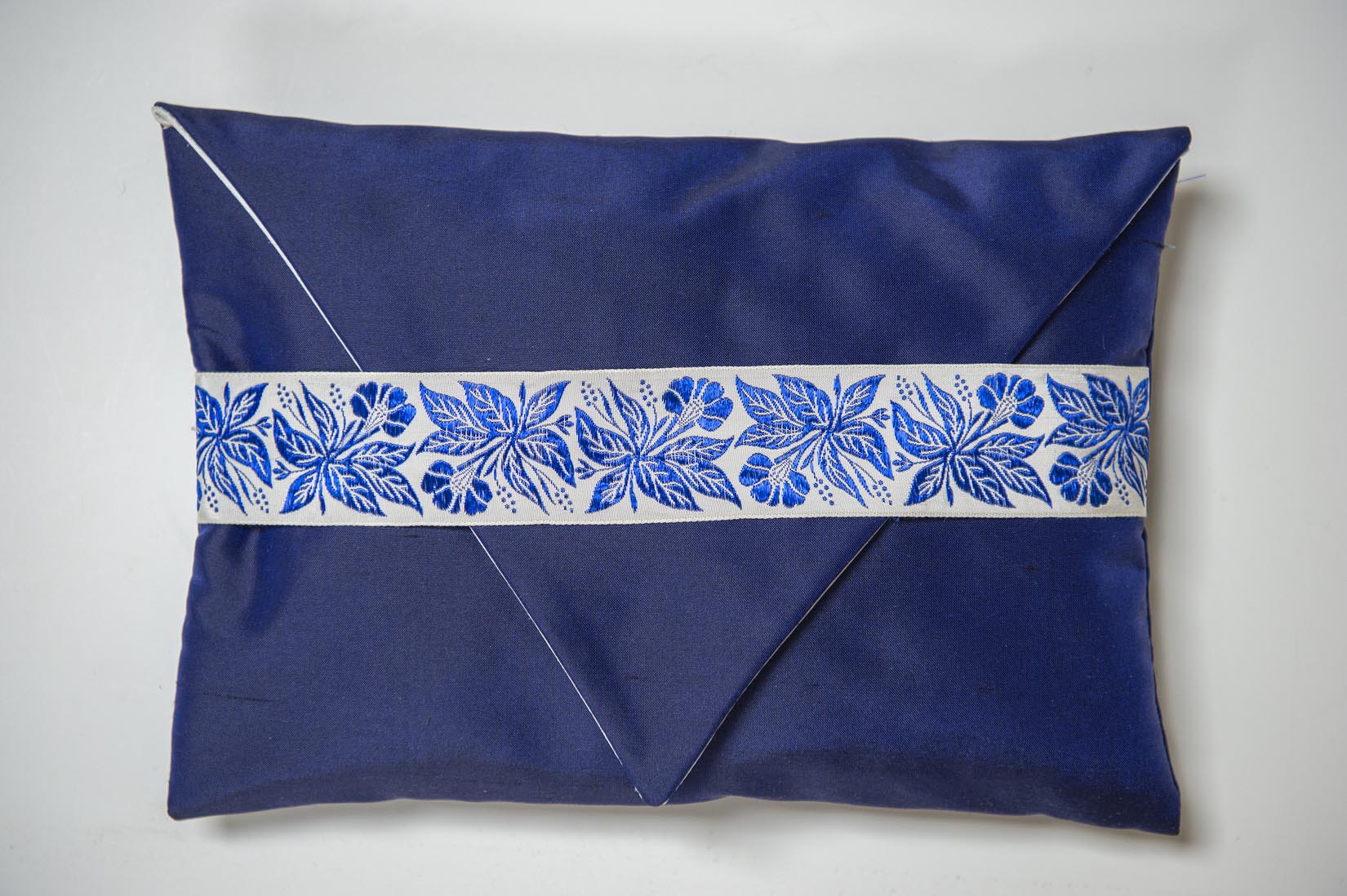 Navy blue "Fleurs" Porcelain silk envelope cushion - MyBilletDoux.com